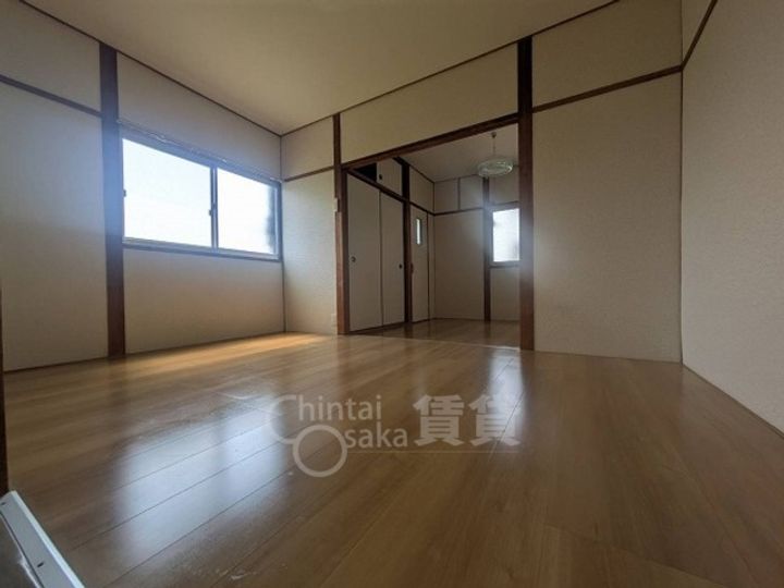 大阪府茨木市庄1丁目の賃貸アパートの居間