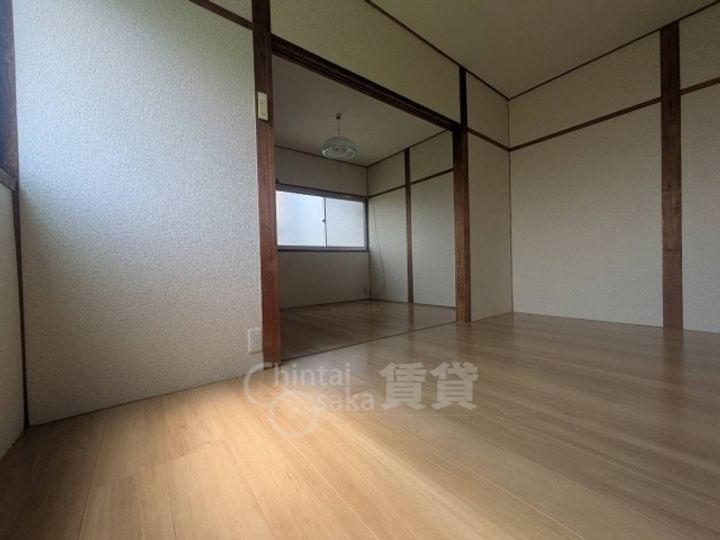 大阪府茨木市庄1丁目の賃貸アパートの居間