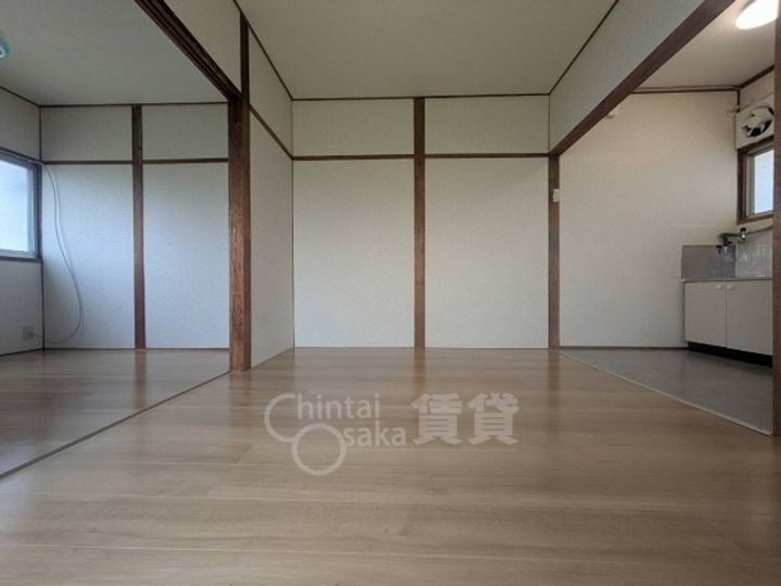 大阪府茨木市庄1丁目の賃貸アパートの居間