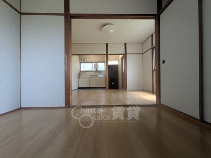 大阪府茨木市庄1丁目の賃貸アパートの居間