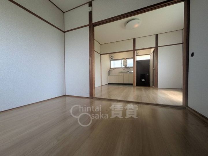 大阪府茨木市庄1丁目の賃貸アパートの居間