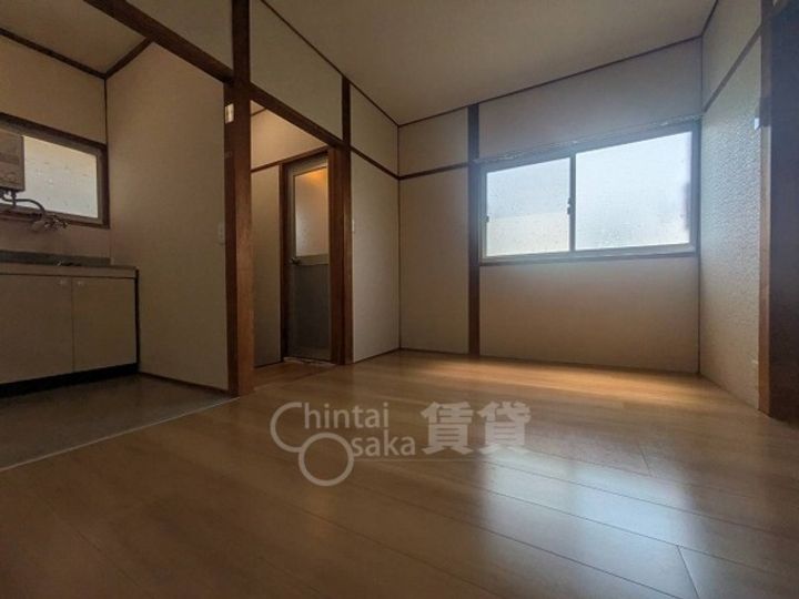 大阪府茨木市庄1丁目の賃貸アパートの居間