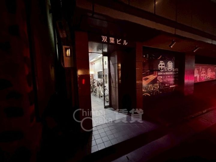 双葉ビルの玄関