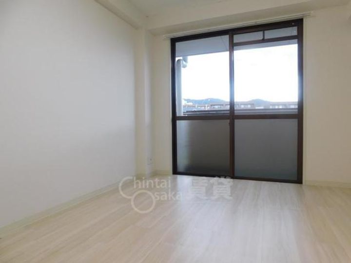 大阪府箕面市粟生間谷東2丁目の賃貸マンションの居間