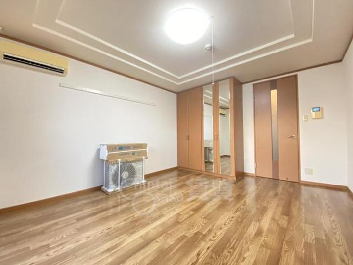 大阪府茨木市彩都あさぎ5丁目の賃貸マンションの居間
