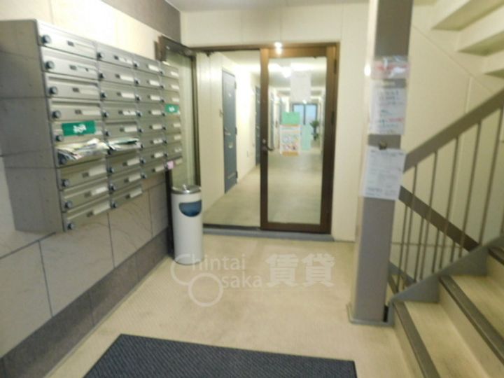 兵庫県川西市東多田2丁目の賃貸マンションの玄関