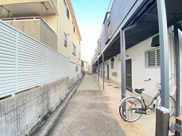 トネサニーハイツWESTの玄関
