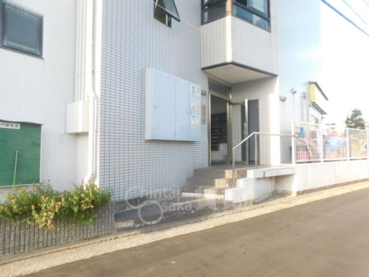 兵庫県川西市久代2丁目の賃貸マンションの玄関