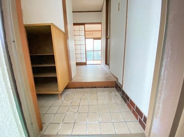 大阪府池田市石橋4丁目の賃貸マンションの玄関