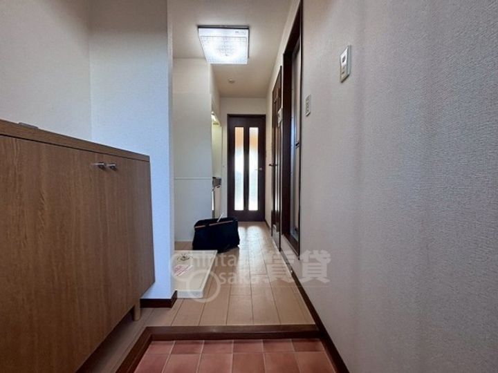 大阪府摂津市東一津屋の賃貸マンションの玄関