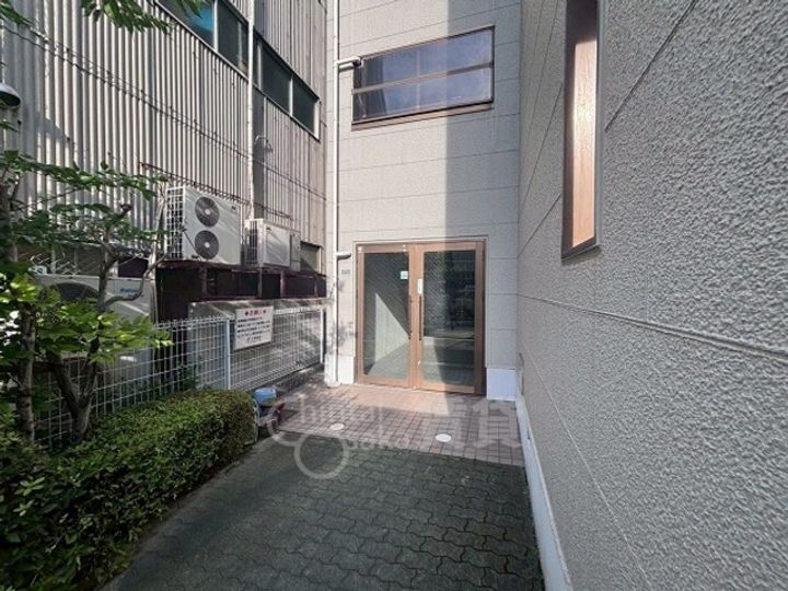 大阪府摂津市東一津屋の賃貸マンションの玄関