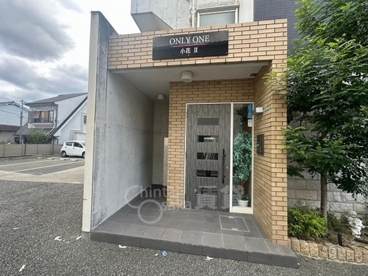 ONLYONE小花2の玄関