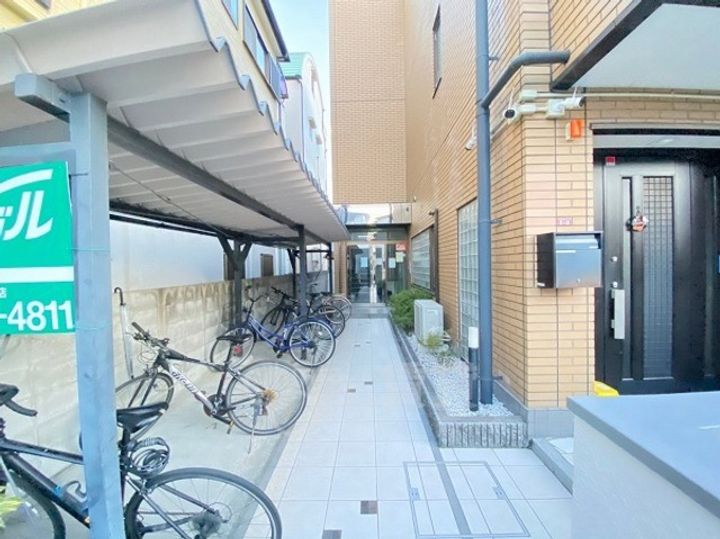 大阪府豊中市刀根山3丁目の賃貸マンションの玄関