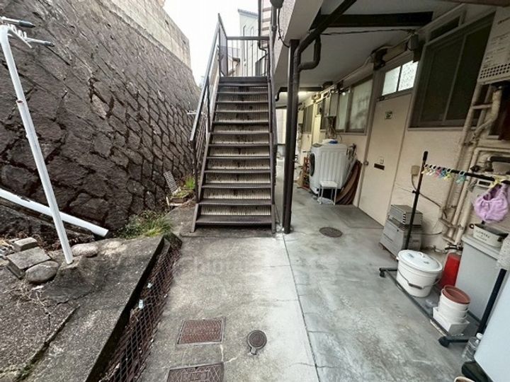 大阪府箕面市半町4丁目の賃貸アパートの玄関
