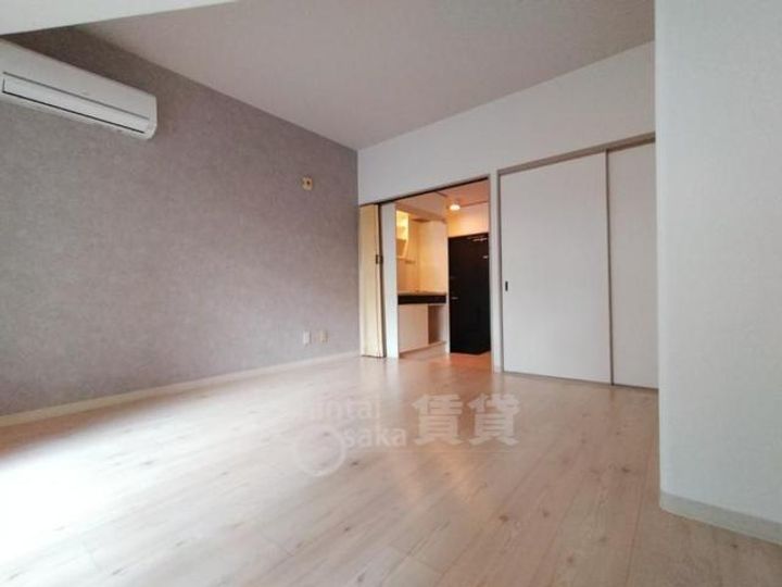 ビューラー山手の居間