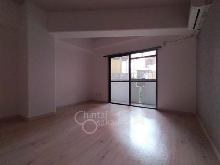 ビューラー山手の居間