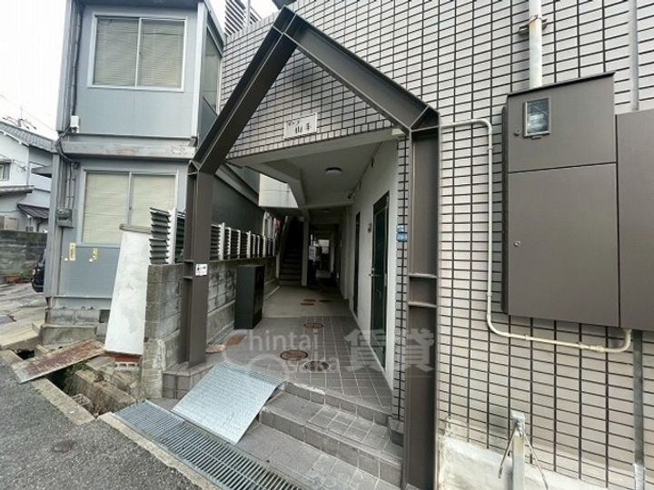 大阪府吹田市山手町1丁目の賃貸マンションの玄関