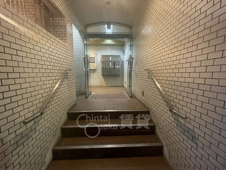 東和ハイツの玄関