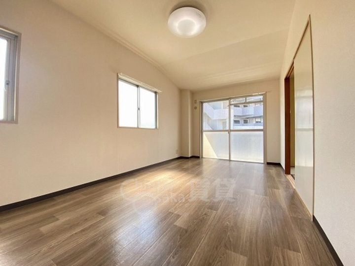 大阪府吹田市山田東4丁目の賃貸マンションの居間