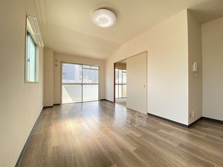大阪府吹田市山田東4丁目の賃貸マンションの居間