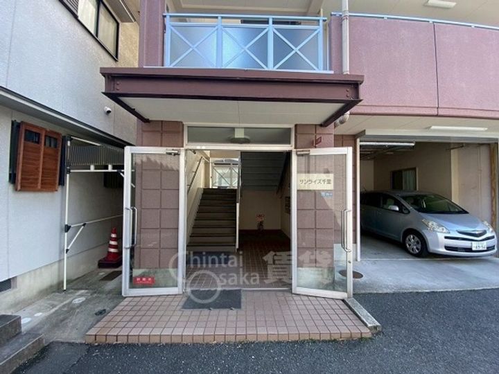 大阪府吹田市山田東4丁目の賃貸マンションの玄関