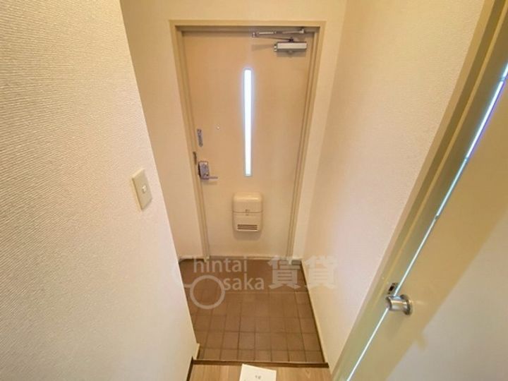 大阪府吹田市山田東4丁目の賃貸マンションの玄関