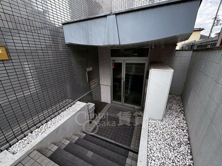 大阪府茨木市水尾4丁目の賃貸マンションの玄関