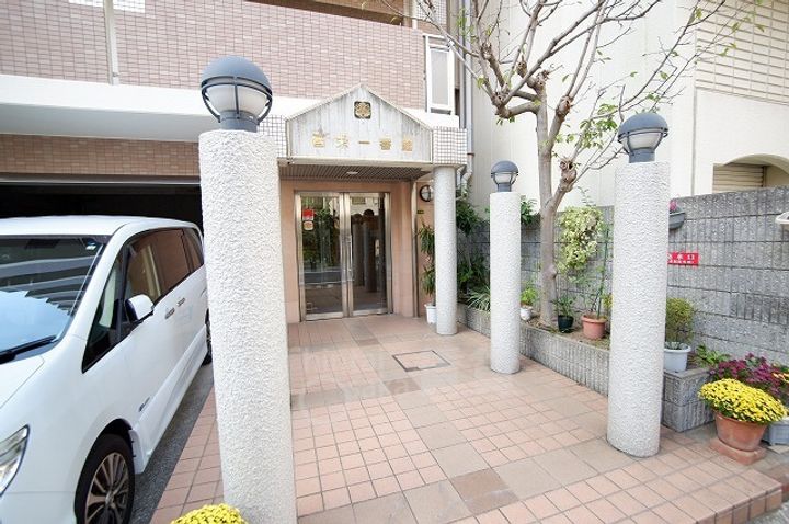 晋栄一番館の玄関