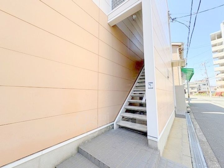 レオパレスタケナカの玄関