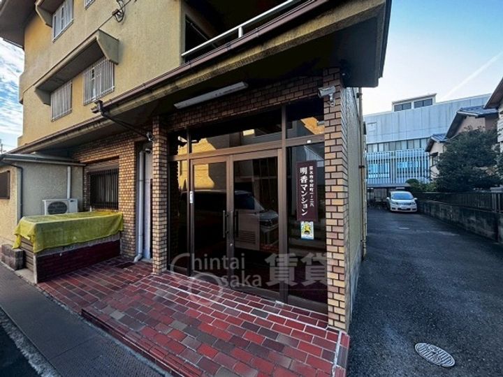明香マンションの玄関