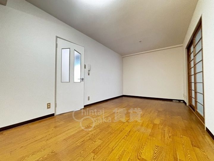 明香マンションの居間