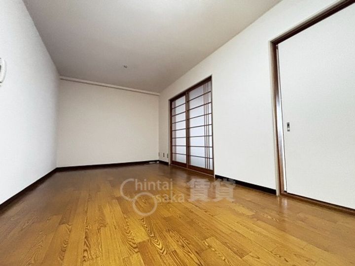 明香マンションの居間