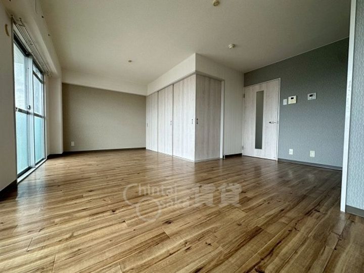 大阪府摂津市千里丘3丁目の賃貸マンションの居間