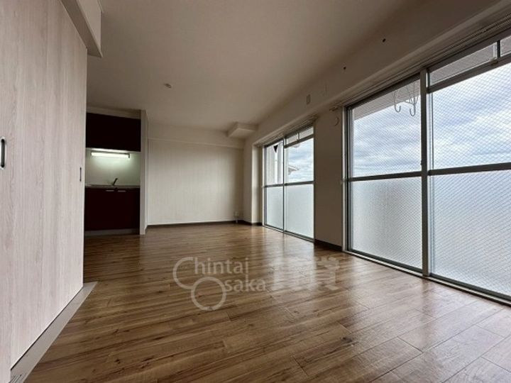 大阪府摂津市千里丘3丁目の賃貸マンションの居間