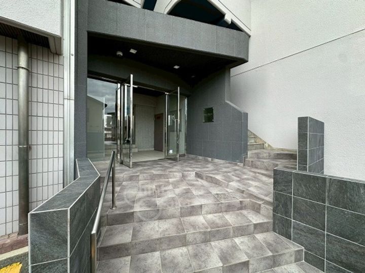 大阪府摂津市千里丘3丁目の賃貸マンションの玄関