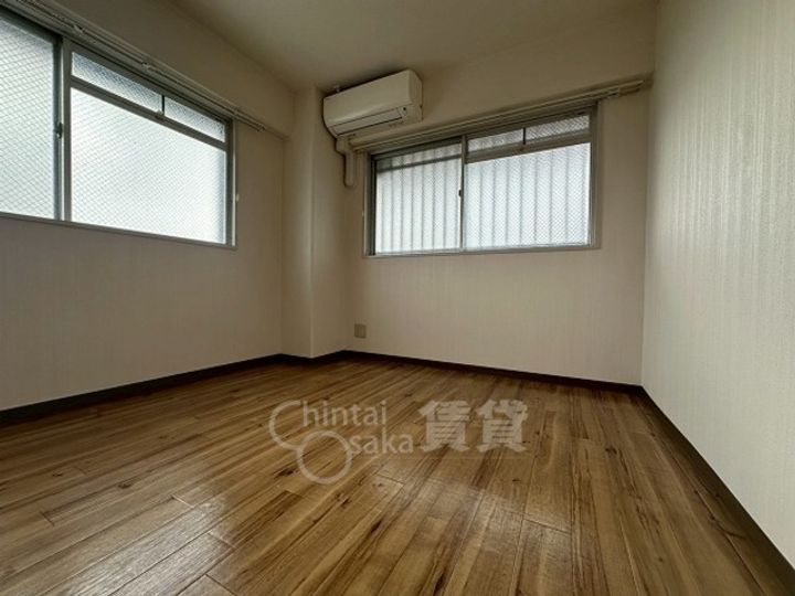 大阪府摂津市千里丘3丁目の賃貸マンションの居間