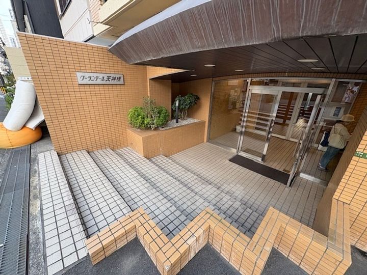 クーランデール天神橋の玄関