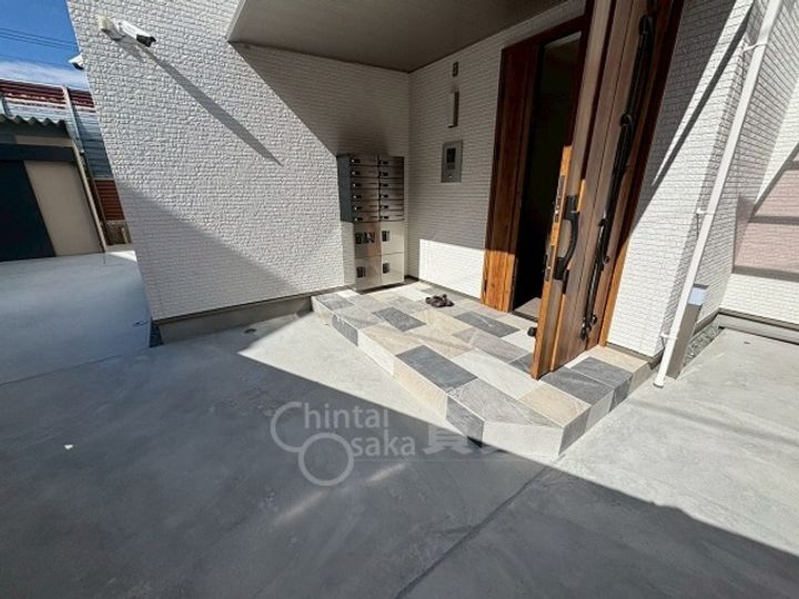 大阪府吹田市原町3丁目の賃貸アパートの玄関