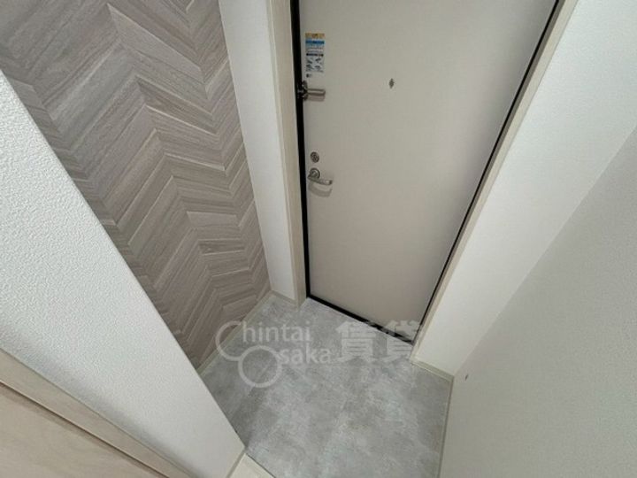 大阪府吹田市原町3丁目の賃貸アパートの玄関