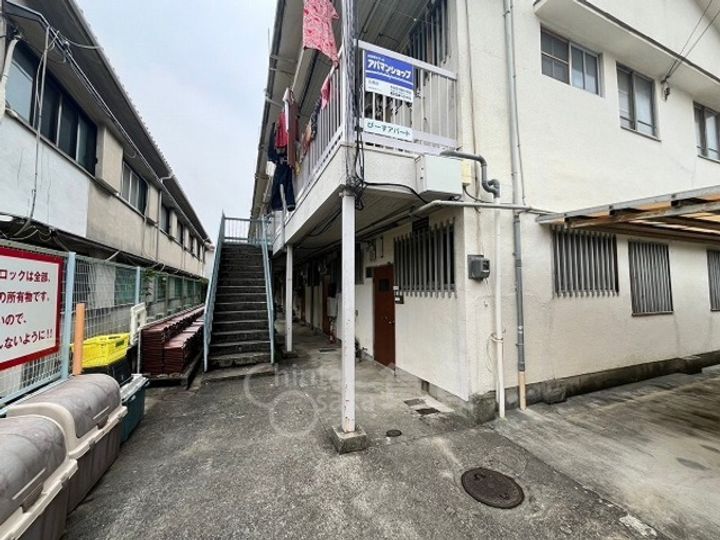 大阪府池田市井口堂1丁目の賃貸アパートの玄関