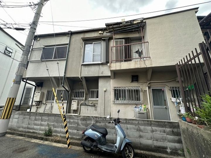 大阪府吹田市千里山高塚の賃貸アパートの外観