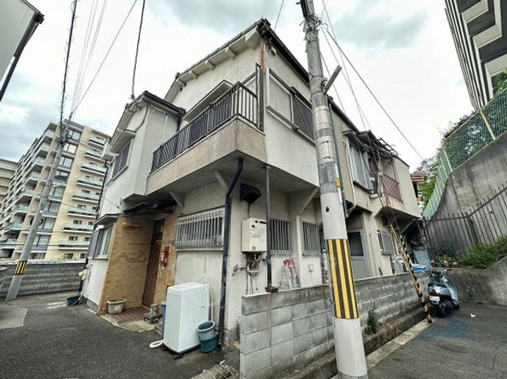 大阪府吹田市千里山高塚の賃貸アパートの外観