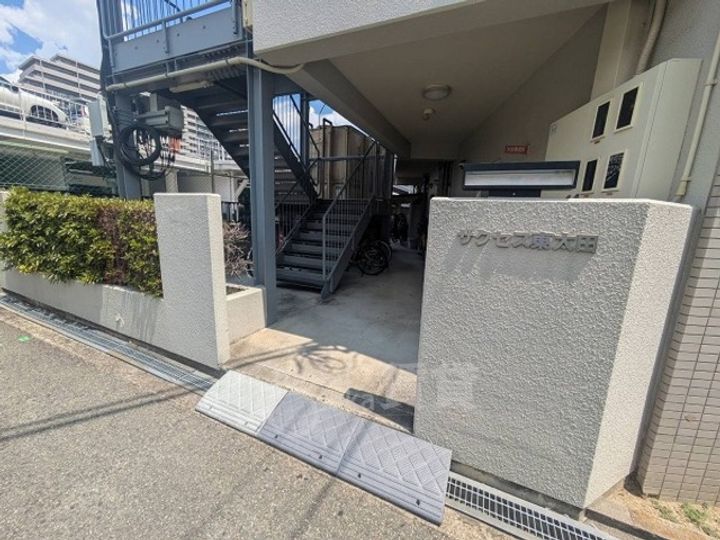 大阪府茨木市東太田1丁目の賃貸マンションの玄関