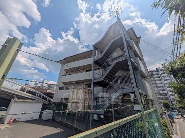 大阪府茨木市東太田1丁目の賃貸マンションの外観
