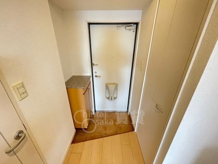 大阪府吹田市南吹田1丁目の賃貸マンションの玄関