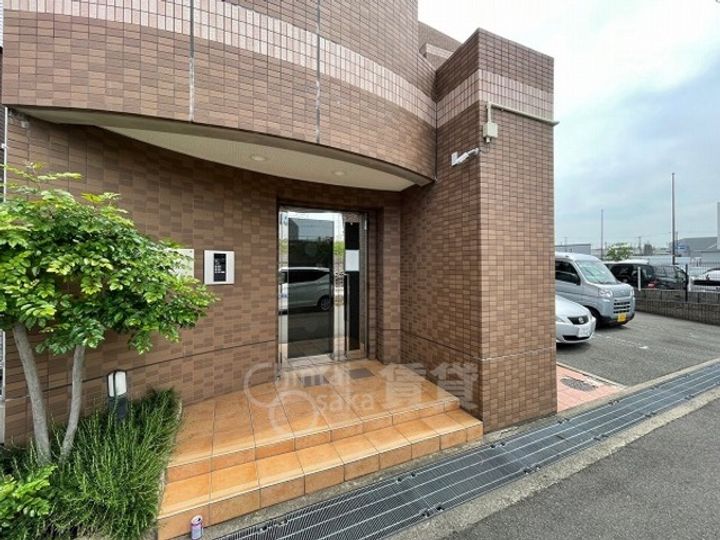 大阪府吹田市南吹田1丁目の賃貸マンションの玄関