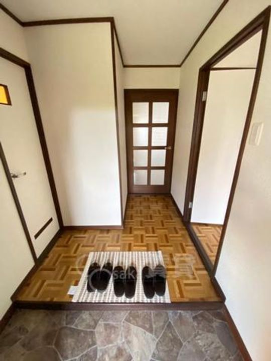 大阪府吹田市山田東1丁目の賃貸マンションの玄関