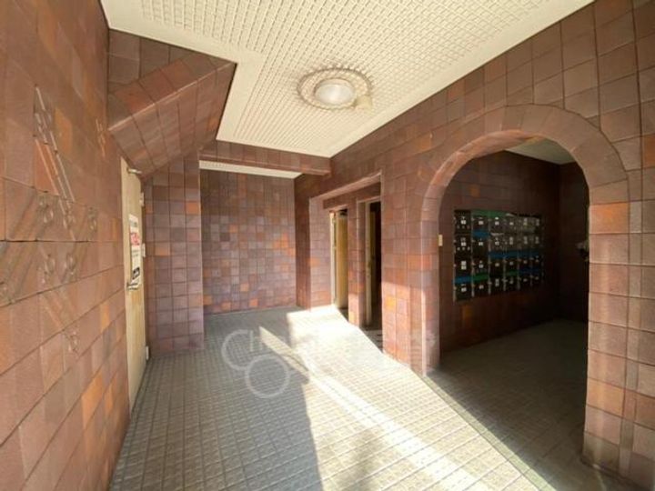 大阪府吹田市山田東1丁目の賃貸マンションの玄関