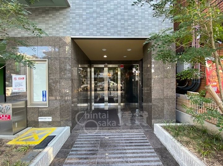 大阪府吹田市片山町1丁目の賃貸マンションの玄関