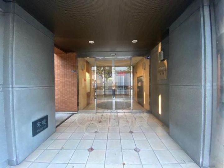 大阪府吹田市垂水町3丁目の賃貸マンションの玄関